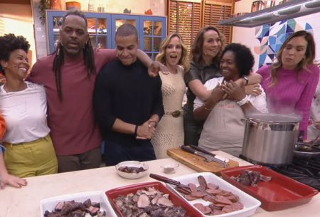 É de Casa tem “troca de bastão” em clima caótico, gritaria, samba e feijoada