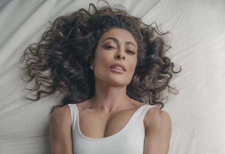 Juliana Paes faz ensaio de topless e deixa a web calorosa com registros ousados