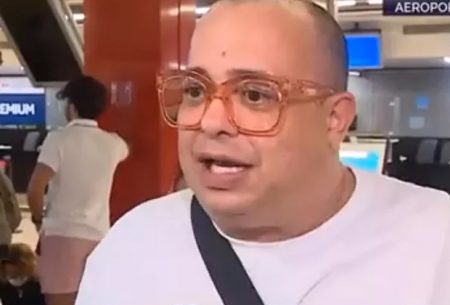 Humorista brasileiro fica preso em aeroporto, faz reclamação inusitada na TV e viraliza