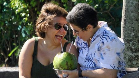 Claudia Rodrigues recebe surpresa da namorada envolvendo romance e ousadia