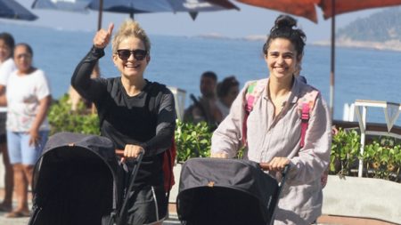 Nanda Costa e Lan Lanh protagonizam flagras fofos com as filhas na praia