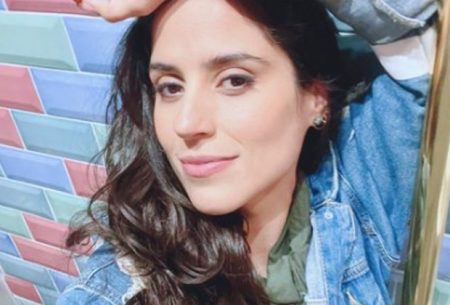 Em momento raro, Camilla Camargo impressiona ao posar só de biquíni
