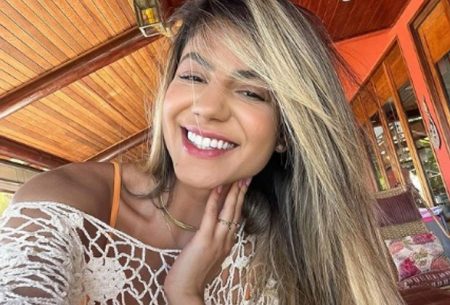 Hariany Almeida ostenta corpaço ao surgir de biquíni em viagem