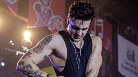 Calça de Luan Santana desabotoa em show e deixa cantor em apuros