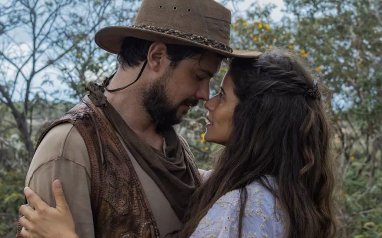 Zé Paulino (Sergio Guizé) e Candoca (Isadora Cruz) em Mar do Sertão