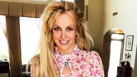 Britney Spears sensualiza ao dançar de biquíni e dá detalhes de sua lua de mel