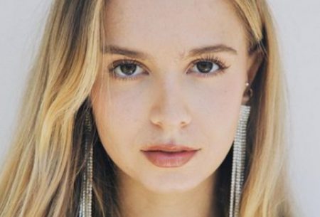 Isabella Scherer escolhe look com barrigão de gêmeos de fora