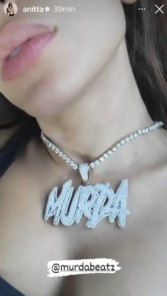 Anitta exibe colar com o nome do namorado, Murda Beatz