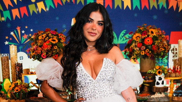 Namorado de Munik Nunes pede ex-BBB em casamento na festa de aniversário