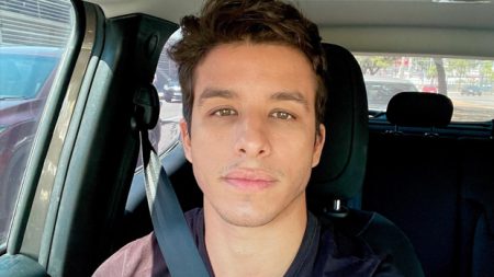 Ricky Tavares ostenta abdômen trincadíssimo em viagem paradisíaca pela Bahia