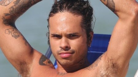 Vitão distribui sorrisos em dia de praia e bermuda justa marca o corpão do cantor