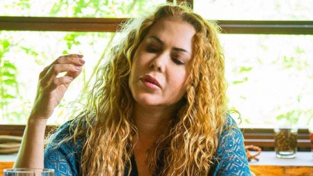 Equipe de Joelma se posiciona após cantora ser acusada de desprezar fã