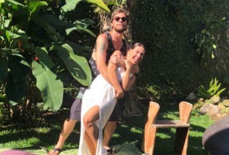 Emilio Dantas surpreende ao surgir careca em dia de lazer com Fabiula Nascimento e filhos