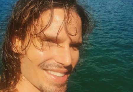 Longe da TV, Jonatas Faro volta ao Brasil e revela temporada de estudo