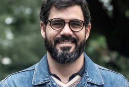 Juliano Cazarré entrega dia de treino em bastidor de Pantanal e surpreende ao levantar peso