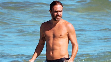 Roger Flores desfila barriga tanquinho em fotos de sunga e curte dia com a família