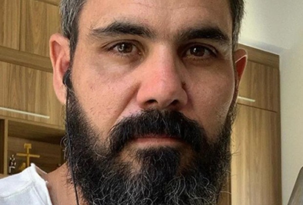 Abatido, Juliano Cazarré chora em live de oração para a filha