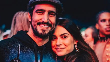 Thaila Ayala e Renato Góes deixam filho em casa e aproveitam “vale night”