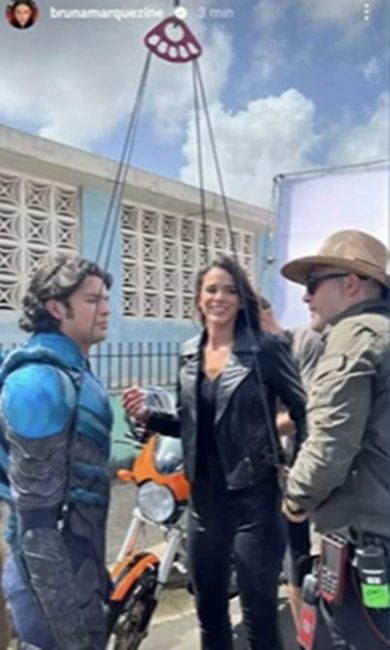 Bruna Marquezine surge nos bastidores de Besouro Azul