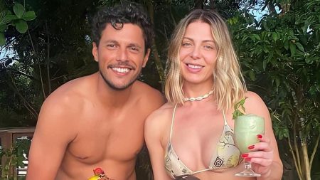 Sheila Mello tasca beijão no namorado em praia e capricha na declaração de amor