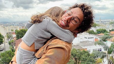 José Loreto adota dois cachorros e filma momento emocionante com a filha