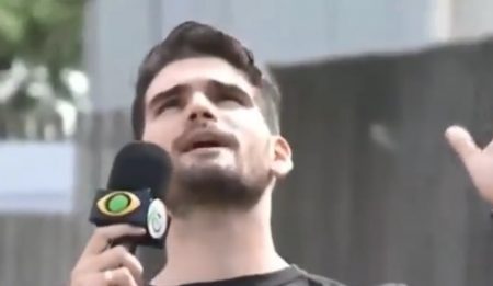 Repórter da Band canta música de Xuxa para comemorar morte de três bandidos