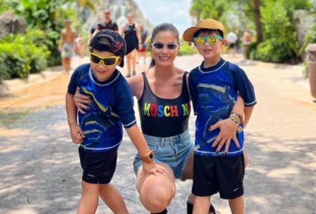 Em Orlando, Andressa Suita passeia de ônibus com o filho e festeja momento