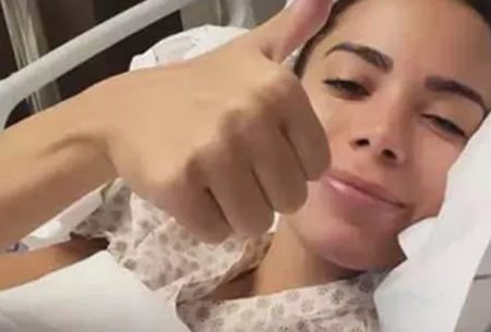 Após cirurgia, Anitta segue internada e sem previsão de alta