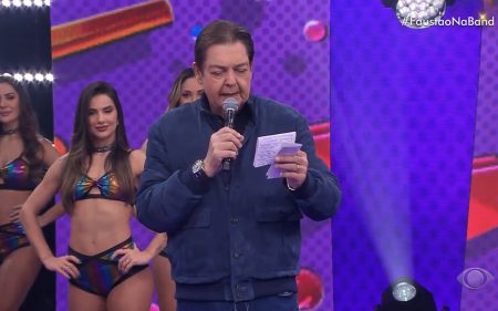 Faustão entra no meme e manda parabéns para Selena Gomez na Band