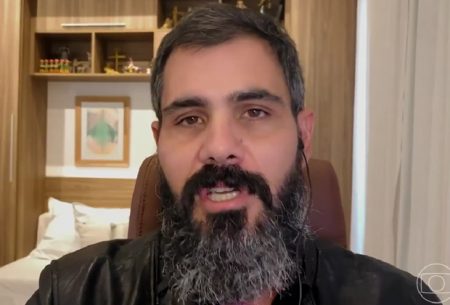 Chamado de machista em live, Juliano Cazarré desabafa sobre papel do homem