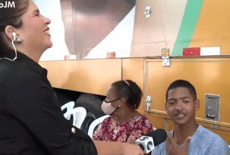 Jovem deixa repórter da Globo chocada ao mandar recado curioso ao vivo