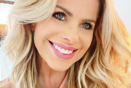 Karina Bacchi não segura a emoção e vai às lágrimas ao mergulhar no Rio Jordão
