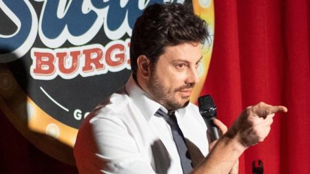 Danilo Gentili viraliza por queimar bandeira do Brasil e denuncia fake news bolsonarista