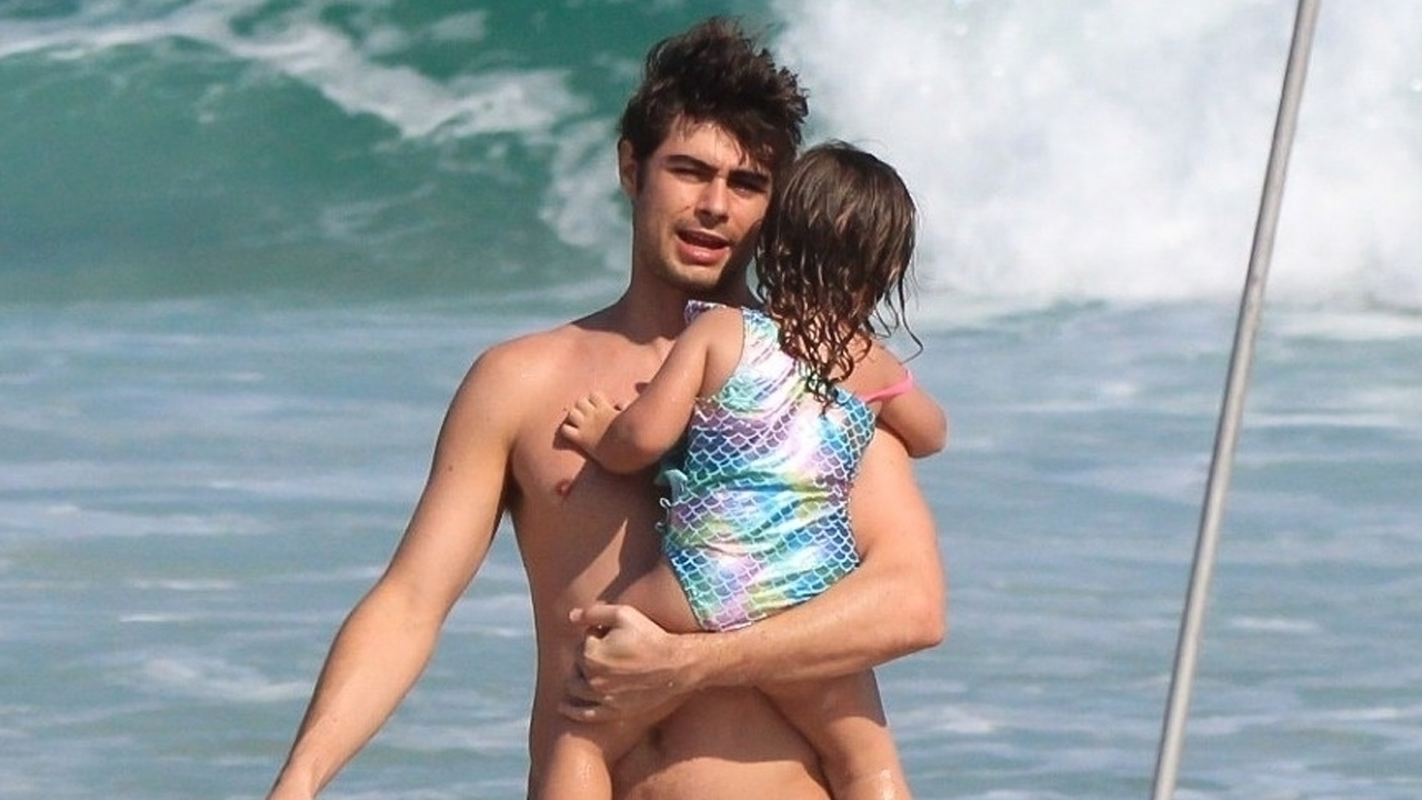 Rafael Vitti curte dia de praia e se diverte em brincadeiras com a filha