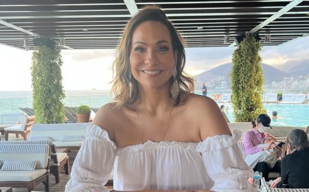 Maria Beltrão faz brincadeira inusitada ao lado de Natuza Nery em restaurante