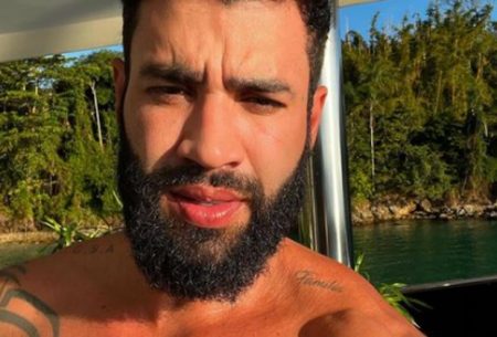 Andressa Suita mostra Gusttavo Lima só de sunga em dia de praia em Miami