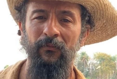 Irandhir Santos surge quase pelado em spoiler de gravação de Pantanal