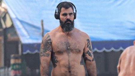 Juliano Cazarré exibe boa forma em momento de caminhada e chama a atenção