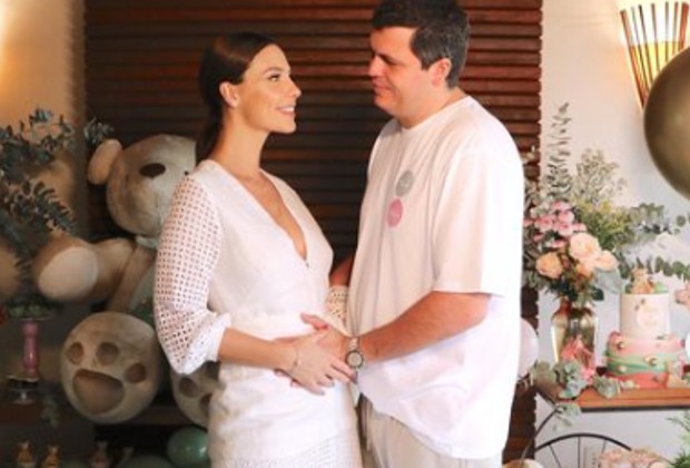 Grávida do primeiro filho, Camila Rodrigues revela que foi pedida em casamento