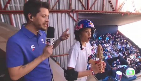 Garoto ganha troféu e comemora com palavrão em entrevista na Globo