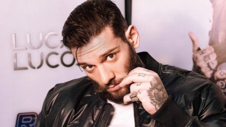 Lucas Lucco provoca seguidores ao baixar as calças em clique ousado