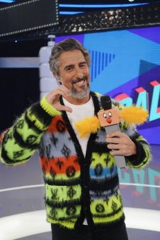 Marcos Mion recebe presente inspirado em Xuxa Meneghel no Caldeirão