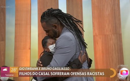 Participante da plateia do Encontro cai no choro ao relembrar ataques racistas