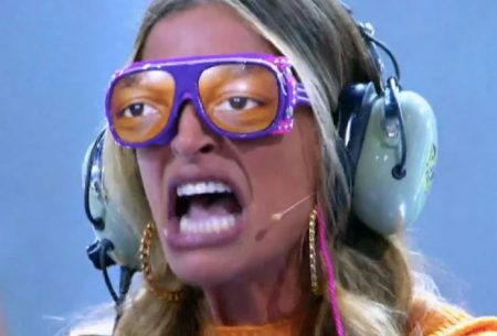 Atriz fica aos berros no Caldeirão após surgir larvas em seu cabelo