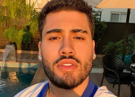 Kevinho deixa vazar foto de affair enquanto recebe ajuda após cirurgia: “Cuidando”