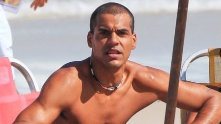 Marcello Melo Jr apalpa parte íntima em flagra indiscreto na praia