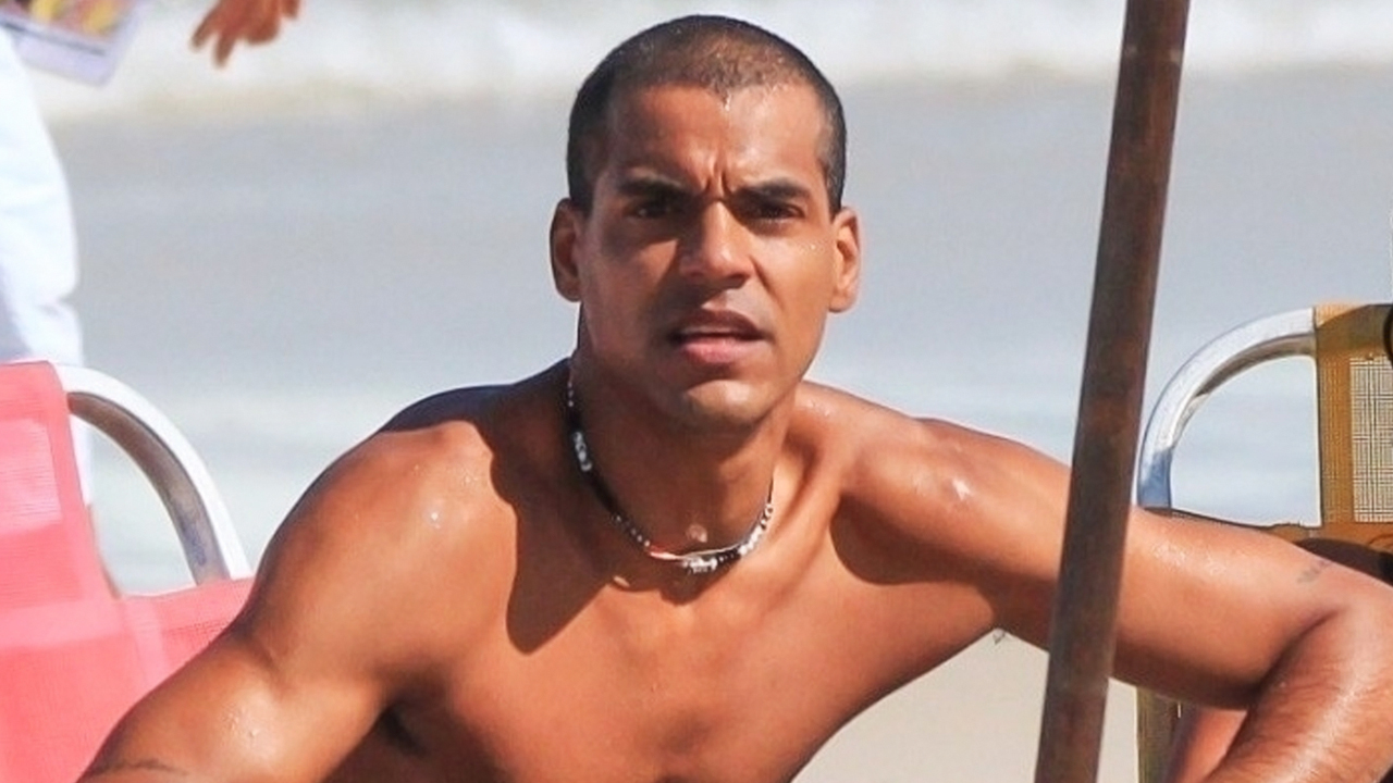 Marcello Melo Jr apalpa parte íntima em flagra indiscreto na praia