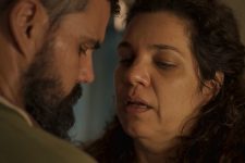 Alcides (Juliano Cazarré) e Maria Bruaca (Isabel Teixeira) em Pantanal