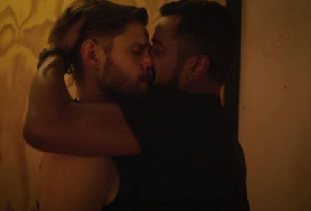 Alejandro Claveaux protagoniza beijão gay em nova série do Globoplay