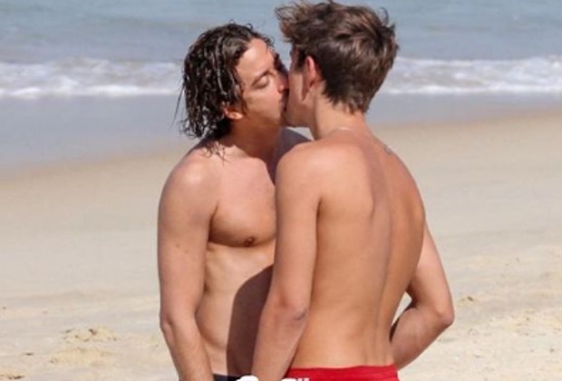 Descubra quem é o rapaz flagrado aos beijos com Jesuíta Barbosa em praia